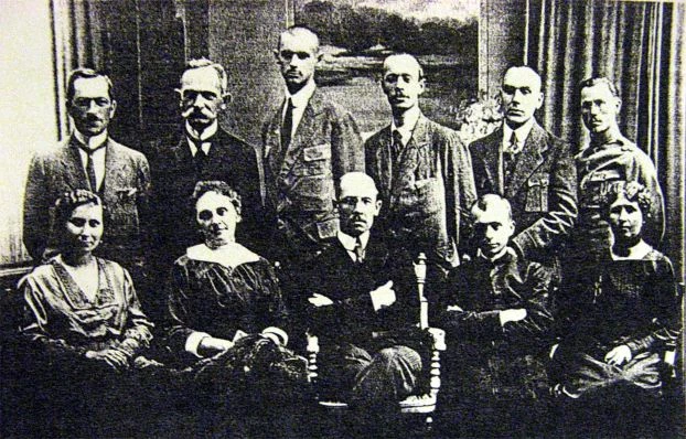 Jan Kochanowski (drugi rząd, trzeci z lewej) w gronie nauczycieli gimnazjum w 1919 r.