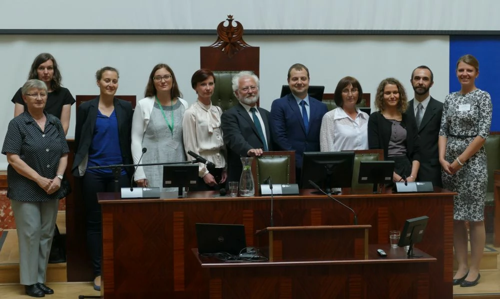 Pamiątkowe zdjęcie pracowników Centrum Dziedzictwa Przyrody Górnego Śląska w czasie jubileuszu 25-lecia działalności. Sala Sejmu Śląskiego, 16 maja 2018 r. Fot. Krzysztof Sokół