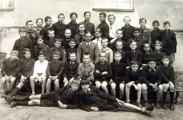 Jan Kochanowski z uczniami gimnazjum, lata 30. XX wieku