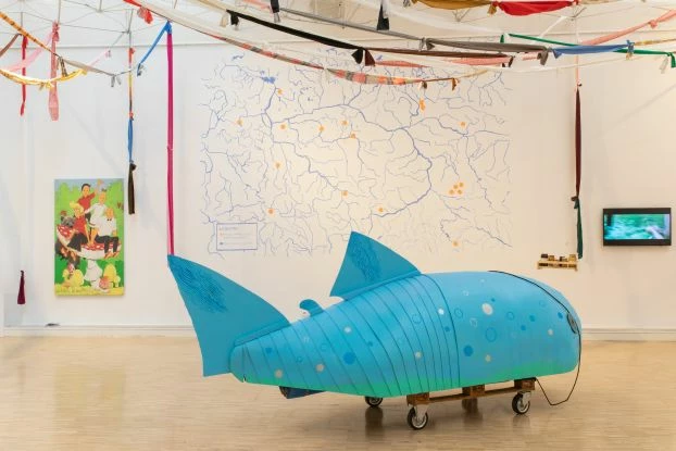 „Magiczne zaangażowanie”, „Łosoś wiślany” Cecylii Malik i Piotra Dziurdzi, obraz „Ursus i Amanita” Anny Błachno, Mapa Magicznego Zaangażowania Matyldy Konarskiej. Fot. Anastasia Jęchorek