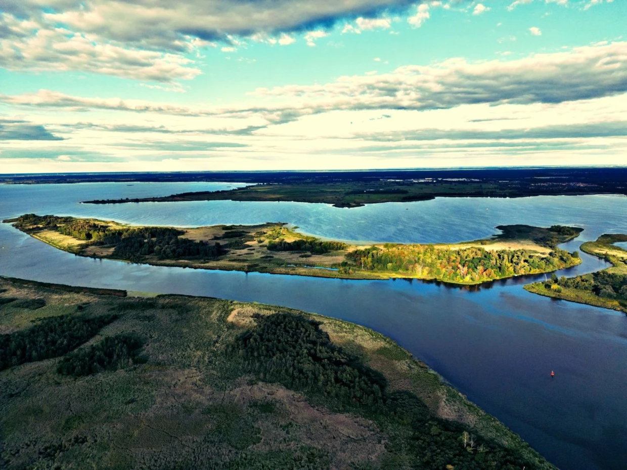 Widok na „wyspę Robiena” (Sadlińskie Łąki) na jeziorze Dąbie z września 2022 r. Fot. Paweł Ziątek