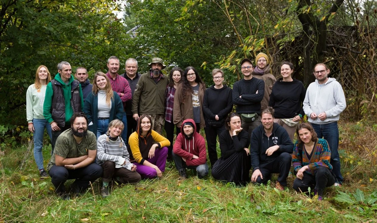 Grupa Strażniczek i Strażników Przyrody, która szkoliła się w Stacji Edukacji Ekologicznej w Bystrej w 2023 r. Fot. Jacek Morawski