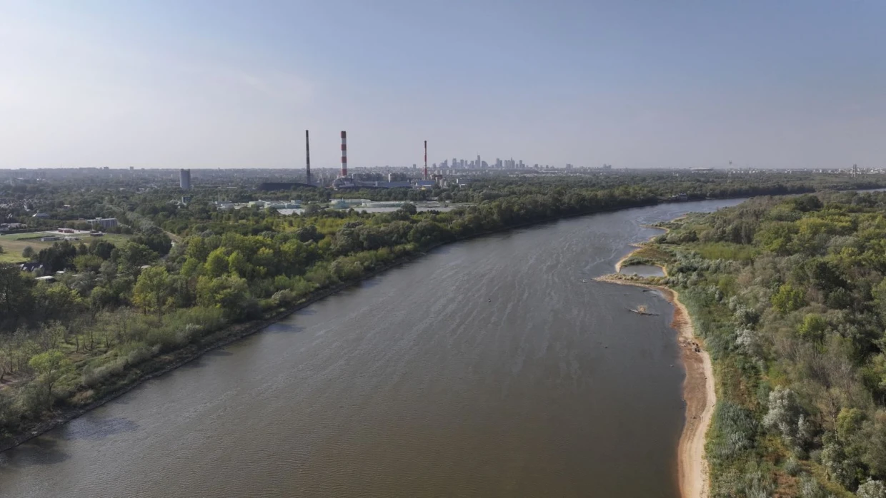 Wisła, w tle elektrociepłownia Siekierki. Fot. Grzegorz Olejarz, Towarzystwo na rzecz Ziemi