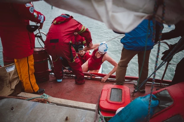 
Kinga Korin skończyła płynąć 1 km w Arktyce, na Spitsbergenie. Fot. Michał Marzec
