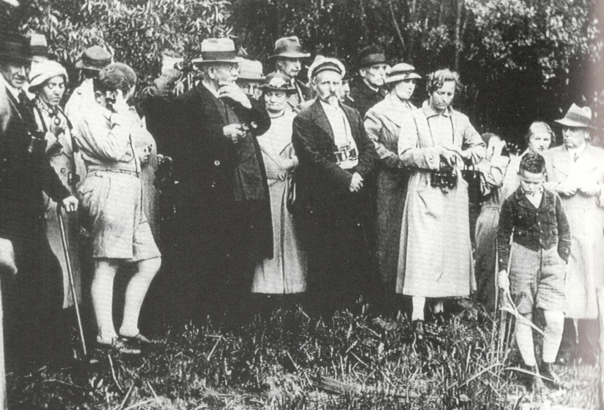Paul Robien oprowadzający przyrodniczą wycieczkę gości z Altdamm (Szczecin-Dąbie) w czerwcu 1936 r. Źródło: archiwum Dietricha Schulze