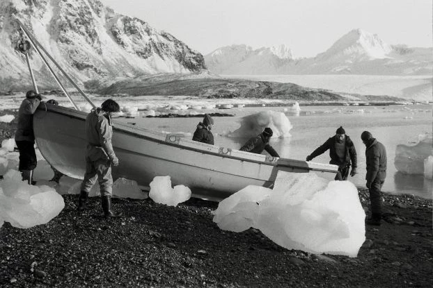 
Ekologia morska na Spitsbergenie w latach 80., sześciowiosłowa, ciężka i zatapialna łódź, czasy przed elektroniką i kombinezonami izotermicznymi. Dobrze, że minęły. Fot. Jerzy Dąbrowski, archiwum IOPAN
