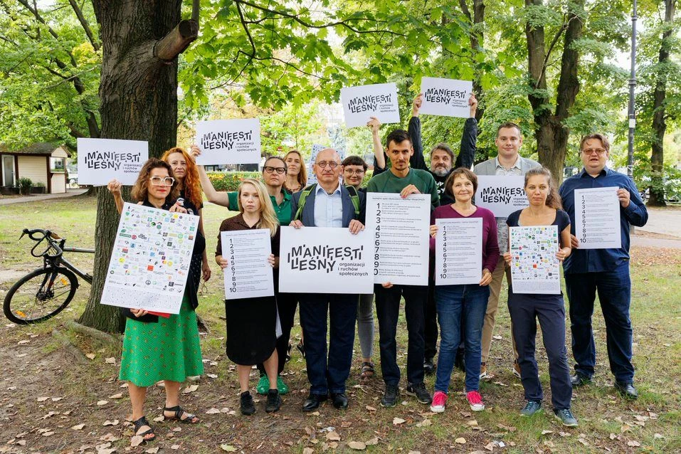 Konferencja prasowa pod sejmem, 14.09.2023. Od lewej: Anna Treit z Pracowni na rzecz Wszystkich Istot, Monika Klimowicz-Kominowska z Ogólnopolskiego Towarzystwa Ochrony Ptaków, Paulina Matyjasek i Marta Jagusztyn-Krynicka z Lasów i Obywateli, Aleksandra Wolska z Pracowni na rzecz Wszystkich Istot, Paweł Tkaczyk z Zielonego Pierścienia Warszawy, Hanna Romana z Lasów i Obywateli, Jakub Rok z Inicjatywy Dzikie Karpaty, Krzysztof Cibor z Greenpeace Polska, Małgorzata Chojecka z Fundacji Alarm dla Klimatu i Zielonego Pierścienia Warszawy, Paweł Pomian z Eko-Unii, Anna Kolińska z Fundacji Alarm dla Klimatu i Zielonego Pierścienia Warszawy, Robert Suligowski z Ratujmy Las Mokrzański. Fot. Cezary Kowalski Fotografia