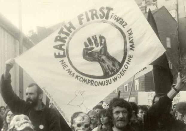 
Manifestacja w Cieszynie przeciwko budowie koksowni w Stonawie, 1989 rok. Na fotografii od lewej Janusz Tyrlik i Janusz Korbel. Fot. Archiwum Pracowni na rzecz Wszystkich Istot
