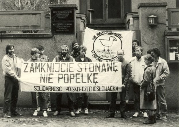 
Protest przeciwko uwięzieniu Jarosława Popelki przed konsulatem Czechosłowacji w Katowicach, do którego doręczono listy w sprawie jego uwolnienia. Popelka został aresztowany 5 października 1989 r. w Brnie za rozdawanie ulotek w sprawie budowy koksowni w Stonawie. Fot. Archiwum Pracowni na rzecz Wszystkich Istot
