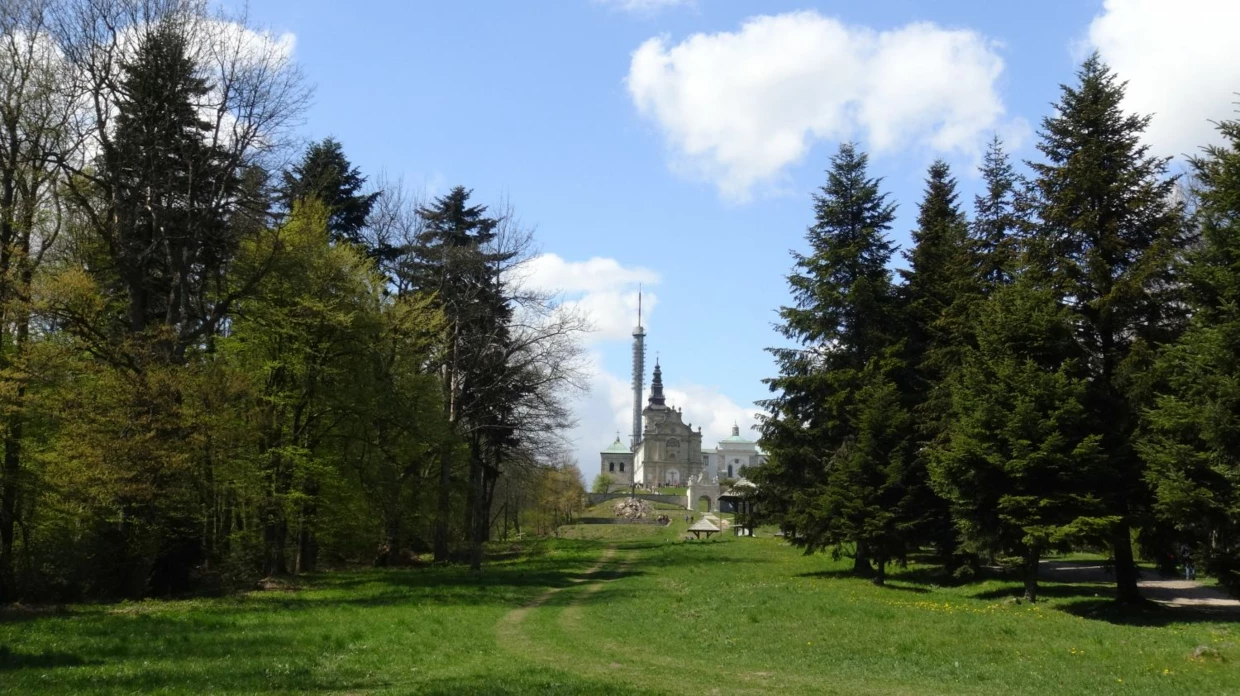 Klasztor i wieża radiowo-telewizyjna widziane z tzw. Świętokrzyskich Błoni. Fot. Łukasz Misiuna