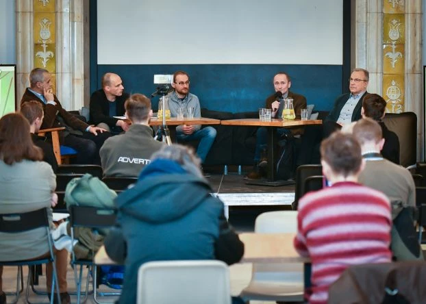 Konferencja „Dzik czy kozioł ofiarny?”, od lewej Zenon Kruczyński i Tomasz Zdrojewski z koalicji Niech Żyją!, Radosław Ślusarczyk z Pracowni, dr hab. Krzysztof Szmidt z Instytutu Biologii Ssaków PAN, prof. Andrzej Elżanowski z Uniwersytetu Warszawskiego. Warszawa, 24 stycznia 2019 r. Fot. Cezary Kowalski