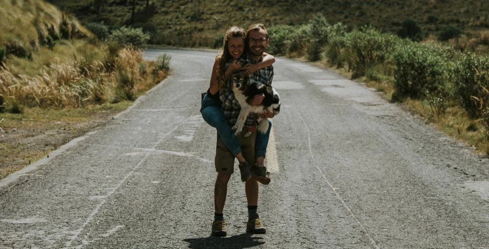 Izabella i Piotr ze Snupkiem, adoptowanym w 2010 r. Od lat są nierozłączni, ich blog podróżniczo-psi przekształcił się w wielowątkową działalność aktywistyczno-edukacyjną, której przejawem jest też tworzona seria komiksowa czy udzielaniem dzieciom prezentacji w szkołach. Na skutek skali destrukcji świata, jaką zobaczyli podczas swoich wypraw, nie chcą pozostawać bierni.