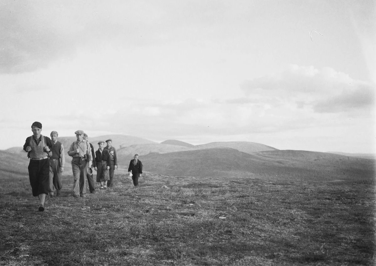 Wędrowcy w Pallastunturi. Pallastunturi to grupa wzgórz znajdujących się w Parku Narodowym Pallas-Yllästunturi, na terenie gminy Muonio i Enontekiö w Finlandii. Najwyższy szczyt Taivaskero mierzy 809 m n.p.m., 1937 r. Fot. A. Janhunen, źródło: Museovirasto za Finna.fi