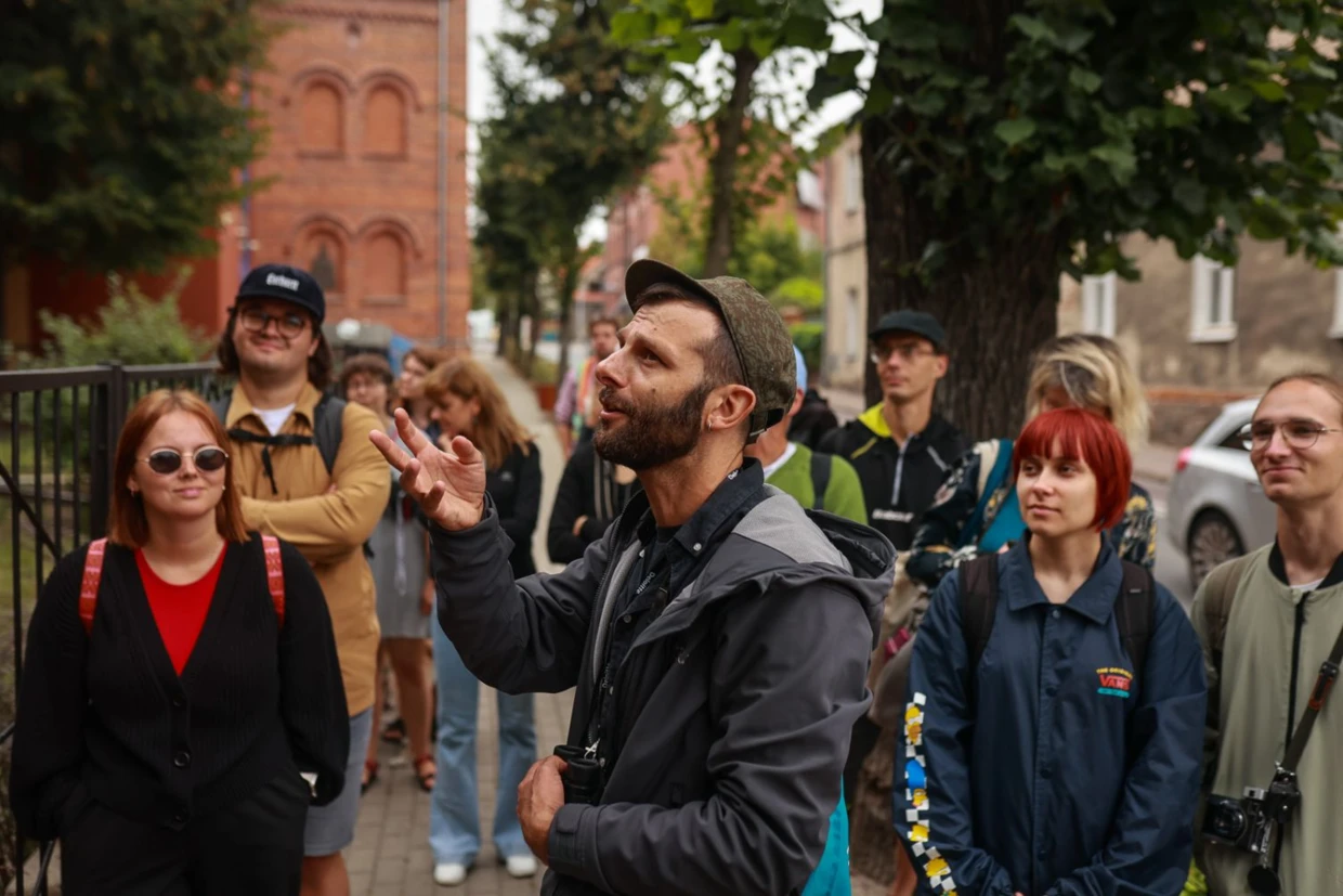 Spacer przyrodniczy podczas Festiwalu Po Drodze w Bytomiu (oglądamy rdest ptasi). Fot. Tomasz Kaczor
