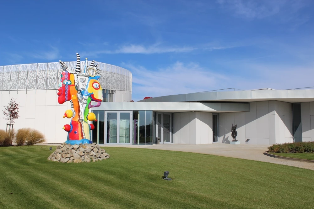 
W nowoczesnym budynku galerii obok stałej ekspozycji prezentowane są czasowe wystawy sztuki współczesnej. Fot. Dagmara Stanosz
