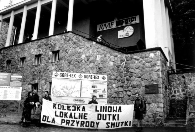 Pikieta dolnej stacji kolejki linowej. Fot. Bartosz Malinowski