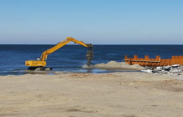 Od strony Zalewu Wiślanego na obszarze chronionym z urobku usypano groblę, która nie została ujęta w ocenie środowiskowej, budowa tej grobli została zgłoszona przez Obóz dla Mierzei jako szkoda w środowisku do RDOŚ w Olsztynie. Fot. Obóz dla Mierzei Wiślanej
