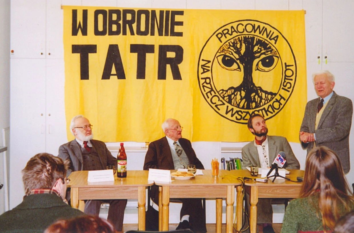 Prof. Jerzy Lefeld przemawia na konferencji w Warszawie z okazji przekazania ministrowi środowiska apelu polskich naukowców przeciwko rozbudowie kolejki na Kasprowy Wierch. Obok niego od lewej prof. Roman Andrzejewski, prof. Zbigniew T. Wierzbicki oraz Dariusz Matusiak z Pracowni na rzecz Wszystkich Istot, 10 grudnia 2002 roku. Fot. Radosław Ślusarczyk