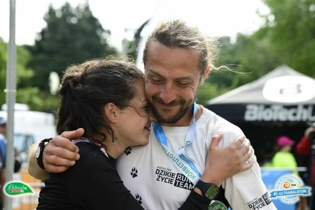 Szczęśliwe chwile na mecie - Kinga Kis i Karol Flejmer. Fot. Ultrabalaton