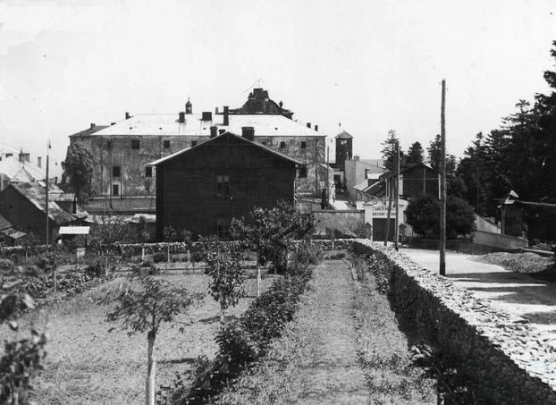 Zabudowania więzienne, obecnie teren przeznaczony do usunięcia z granic ŚPN na skutek rzekomej utraty wartości. Zdjęcie z lat 20. XX wieku. Fot. Narodowe Archiwum Cyfrowe
