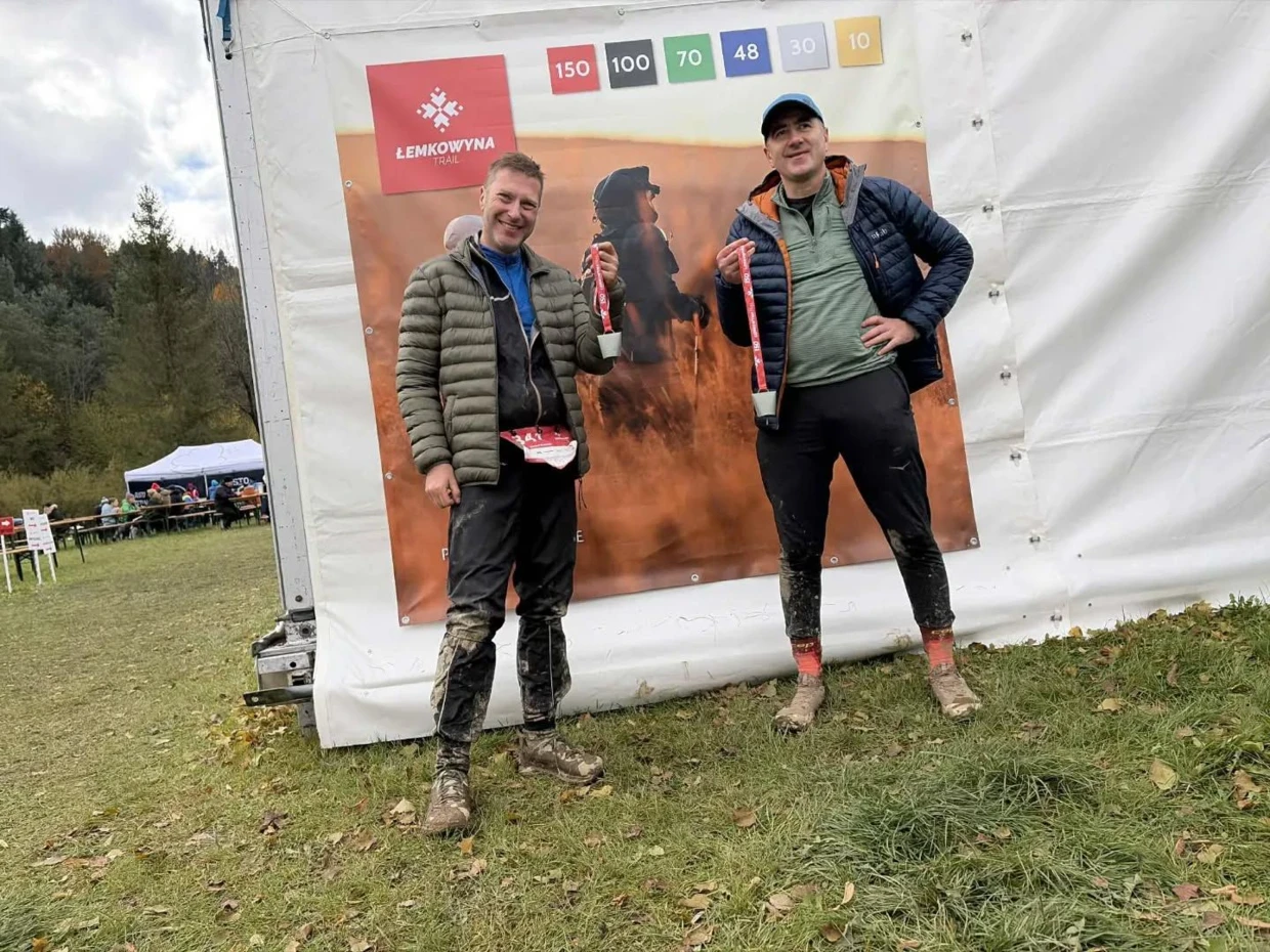 Michał Zieliński i Łukasz Rąb na mecie 150-kilometrowego biegu Łemkowyna Trail. Fot. Archiwum Michała Zielińskiego i Łukasza Rąba