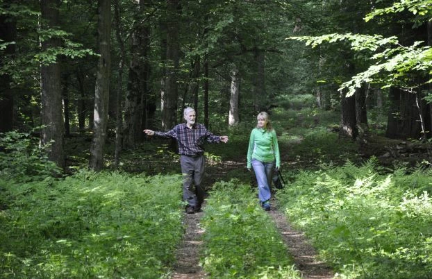 Lech Wilczek z autorką wywiadu, Beatą Hyży-Czołpińską, w Rezerwacie Ścisłym Białowieskiego Parku Narodowego. Fot. Janusz Korbel