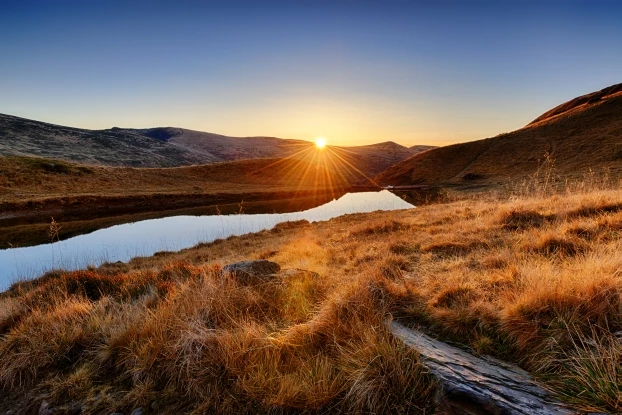 Wschód słońca na jeziorem w górach. Fot. Julia Burlaczenko