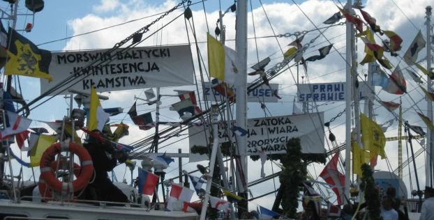 Publiczna „dyskusja z zielonymi” na pielgrzymce rybackiej na Zatoce Puckiej – nie ma miejsca na racjonalne argumenty. Zostały emocje i zamknięcie na dialog. Fot. Archiwum IOPAN