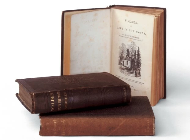 
Trzy książki autorstwa Thoreau, w tym dwa egzemplarze „Walden, czyli życie w lesie”, z kolekcji Concord Muzeum. Fot. David Bohl
