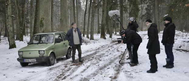 Lech Wilczek podczas realizacji odcinka z cyklu „Czytanie Puszczy” pt. „Jedyne takie miejsce” w reż. Beaty Hyży-Czołpińskiej. Fot. Janusz Korbel