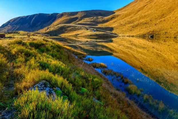 Piękny poranek przy górskim jeziorze. Fot. Julia Burlaczenko