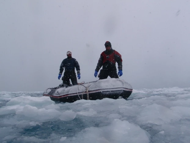 
Bez względu na techniczne udoskonalenia, lepsze materiały i urządzenia, człowiek w Antarktyce staje w końcu do bezpośredniej konfrontacji z lodem, morzem i mrozem. Fot. Piotr Bałazy

