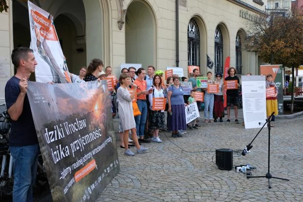 Konferencja prasowa pod Ratuszem, gdzie urzęduje prezydent Wrocławia – otwarcie Kampanię „Dziki Wrocław – dzika przyjemność”. Uczestniczyli w niej przedstawiciele różnych organizacji tworzących Koalicję Wrocławska Ochrona Klimatu. Fot. Agata Tannenberg-Ratajczak