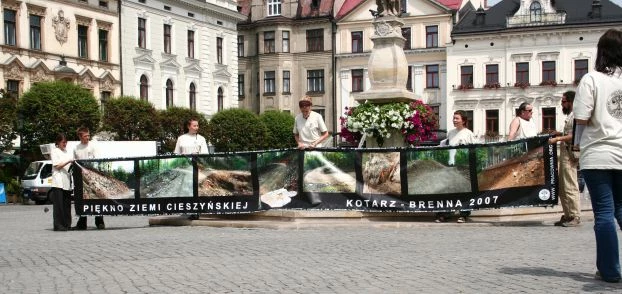 Konferencja prasowa na rynku w Cieszynie podczas, której przedstawiciele Pracowni domagali się od Starostwa Powiatowego w Cieszynie wyciągnięcia konsekwencji zniszczenia przyrody przez budowę nielegalnej drogi na górę Kotarz, maj 2007 r. Fot. Archiwum Pracowni