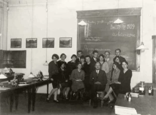 Profesor Adam Wodziczko podczas zajęć ze studentami. Fot. ze zbiorów Archiwum PAN Oddział w Poznaniu