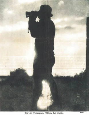 Paul Robien w obiektywie Maxa Dreblowa – okładkowe zdjęcie „Stettiner Illustrierte Zeitung” z 15 listopada 1924 r. Pod fotografią podpis: Auf der Naturwarte Mönne bei Stettin („Na stacji przyrodniczej Mönne koło Szczecina”)