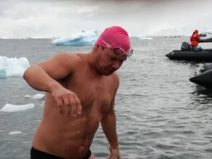 
Trening w wodzie minus 1,5 stopnia na Antarktydzie. Fot. Archiwum Leszka Naziemca
