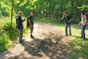 Patrol podążający świeżymi śladami quadów. Fot. Agata Orman