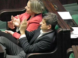 Na sali obrad najwięcej było posłów z klubu Ruchu Palikota (Janusz Palikot i wicemarszałek sejmu Wanda Nowicka brawami aprobują obywatelski projekt). Fot. Marek Broniarek