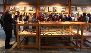 Przerwa to czas na dyskusje w kuluarach i zwiedzenie wystaw. Fot. Diana Maciąga