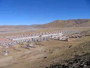 
Betonowe budynki dla osiedlanych nomadów. Mimo oficjalnej propagandy władz osiedla te są bez odpowiedniej infrastruktury – brak dostępu do szkoły, szpitala, sklepów. Darlang, prowincja Qinghai, 2006 r. Fot. International Campaign for Tibet

