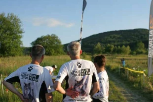 Już na mecie czekamy na pozostałe osoby z naszego RunTeamu, Węglówka, czerwiec 2016 r. Fot. Kacper Krzanowski, facebook.com/KacperKrzanowskiPhotography