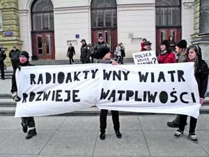15 marca na Placu Politechniki Warszawskiej odbyła się pikieta przeciwko planom budowy elektrowni jądrowej w Polsce. W tym samym czasie w gmachu Politechniki Warszawskiej miała miejsce konferencja promocyjna francuskiego koncernu EDF – Électricité de France i Francuskiej Agencji Atomowej. Fot. z archiwum IAN