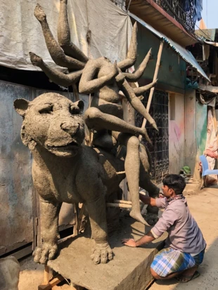 Powstająca właśnie rzeźba bogini Durgi z nieodłącznym tygrysem. Fot. Marta Sawicka-Danielak