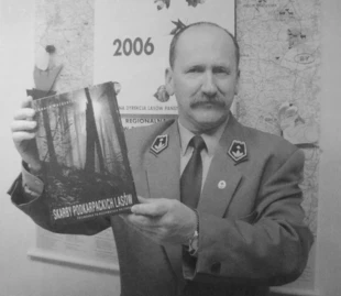 Edward Marszałek z książką. Fot. Grzegorz Bożek
