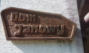 Dom Janowy – tabliczka przy wejściu w antropozoficznym stylu. Fot. Maja Dobiasz-Krysiak