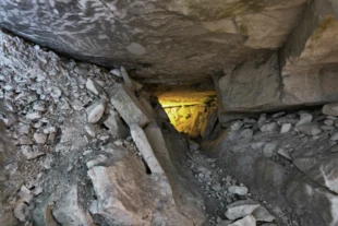 Krzemionki. Korytarz komunikacyjny w kopalni 7/610. Fot. Krzysztof Pęczalski