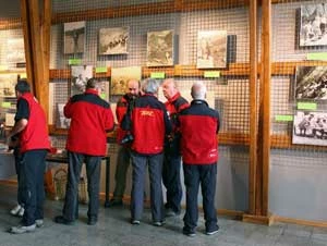 Przerwa to czas na dyskusje w kuluarach i zwiedzenie wystaw. Fot. Diana Maciąga