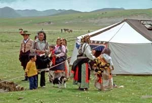 
Tybetańska rodzina nomadów w tradycyjnych strojach. Fot. Daniel Miller
