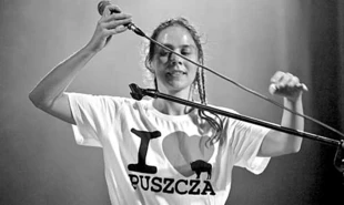 Karolina Cicha podczas koncertu do wierszy Różewicza w Białymstoku, podczas ktorego zbierano podpisy dla obywatelskiej inicjatywy ochrony przyrody. Fot. Aga Sadowska
